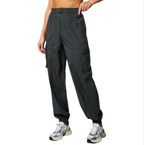 Fabletics Black Parachute Cargo Pull On Lightweight Casual Joggers Size L - Picture 1 of 6